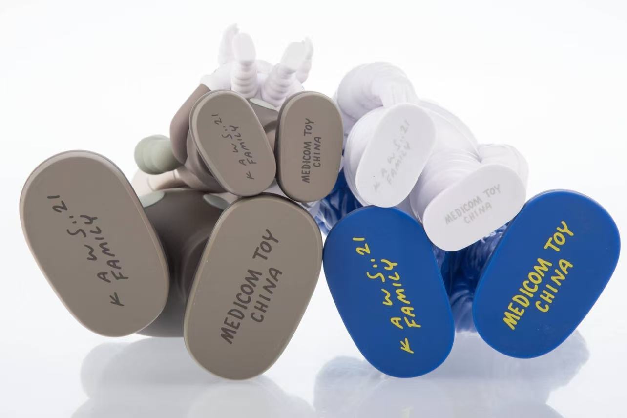 KAWS|Family Brown, 2021